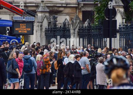 London, Großbritannien. 15. September 2022. Vor dem Palace of Westminster versammeln sich Trauerjägern und neugierige Menschenmassen. Die Schlange für das im Zustand liegende von Königin Elizabeth II. Erstreckt sich über mehrere Meilen, während die Menschen stundenlang warten, um den Sarg der Königin zu sehen. Der Sarg wurde in der Westminster Hall im Palace of Westminster platziert, wo sie bis zu ihrer Beerdigung am 19.. September bleiben wird. Kredit: Vuk Valcic/Alamy Live Nachrichten Stockfoto