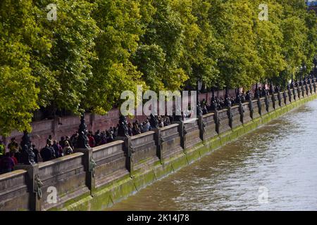 London, Großbritannien. 15. September 2022. Neben der National Covid Memorial Wall gegenüber dem Palace of Westminster warten Menschen in einer Schlange. Die Schlange für das im Zustand liegende von Königin Elizabeth II. Erstreckt sich über mehrere Meilen, während die Menschen stundenlang warten, um den Sarg der Königin zu sehen. Der Sarg wurde in der Westminster Hall im Palace of Westminster platziert, wo sie bis zu ihrer Beerdigung am 19.. September bleiben wird. Kredit: Vuk Valcic/Alamy Live Nachrichten Stockfoto