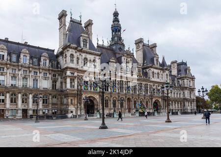 Das Hotel De Ville mit Olympischen Ringen für die Olympischen Spiele 2024 in Paris, Paris, Frankreich, Europa Stockfoto