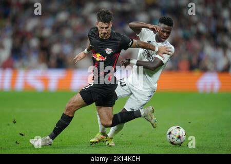 Vinicius Jr von Real Madrid und Dominik Szoboszlai von RB Leipzig während des UEFA Champions League-Spiels zwischen Real Madrid und RB Leipzig, Gruppe F, spielten am 14. September 2022 im Santiago Bernabeu-Stadion in Madrid, Spanien. (Foto von Magma / PRESSIN) Stockfoto