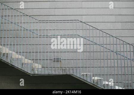 Seitenansicht der grauen Ziegeltreppe im Freien Stockfoto