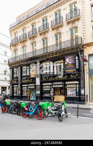 American Dream Restaurant / Pub and Show Bar in der Rue Daunou, 2. Arrondissement, Paris, Frankreich mit Leihfahrrädern im Freien Stockfoto