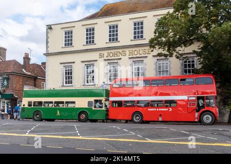 Vintage-Bus, der im September 2022 im Stadtzentrum von Winchester, Hampshire, England, Großbritannien, fährt Stockfoto