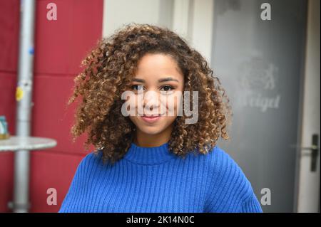 Köln, Deutschland. 15. September 2022. Schauspielerin Jess Maura ( spielt Paula ) posiert im Outdoor-Set der RTL-Serie unter uns, Credit: Horst Galuschka/dpa/Alamy Live News Stockfoto