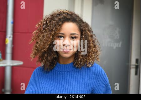 Köln, Deutschland. 15. September 2022. Schauspielerin Jess Maura ( spielt Paula ) posiert im Outdoor-Set der RTL-Serie unter uns, Credit: Horst Galuschka/dpa/Alamy Live News Stockfoto