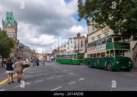 Vintage-Bus, der im September 2022 im Stadtzentrum von Winchester, Hampshire, England, Großbritannien, fährt Stockfoto