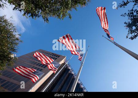 Nach dem Tod von Königin Elizabeth II. Fliegen amerikanische Flaggen in San Antonio, Texas, auf Halbmast Stockfoto