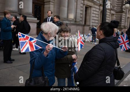 Glasgow, Schottland, 15. September 2022. Prinzessin Anne und ihr Mann Sir Tim Laurence besuchen die City Chambers, um Blumen zu sehen, die als Zeichen des Respekts für ihre Majestät Königin Elizabeth II., die vor einer Woche in Glasgow, Schottland, am 15. September 2022 starb, gelegt wurden. Foto: Jeremy Sutton-Hibbert/Alamy Live News. Stockfoto