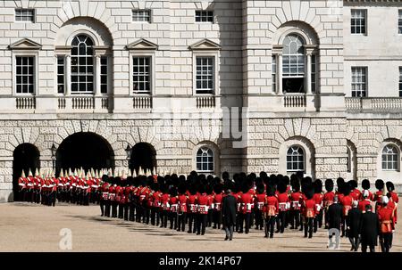 Mitglieder der Life Guards (R) führen die Band der Grenadier Guards während der zeremoniellen Prozession des Sarges von Königin Elizabeth II. Vom Buckingham Palace zur Westminster Hall London, wo er vor ihrer Beerdigung am Montag in einem Zustand liegen wird. Bilddatum: Mittwoch, 14. September 2022. Stockfoto