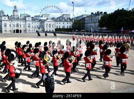 Mitglieder der Life Guards (R) führen die Band der Grenadier Guards während der zeremoniellen Prozession des Sarges von Königin Elizabeth II. Vom Buckingham Palace zur Westminster Hall London, wo er vor ihrer Beerdigung am Montag in einem Zustand liegen wird. Bilddatum: Mittwoch, 14. September 2022. Stockfoto