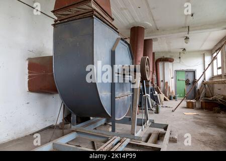 Eine alte verlassene Halle mit Lüftungsgeräten Stockfoto