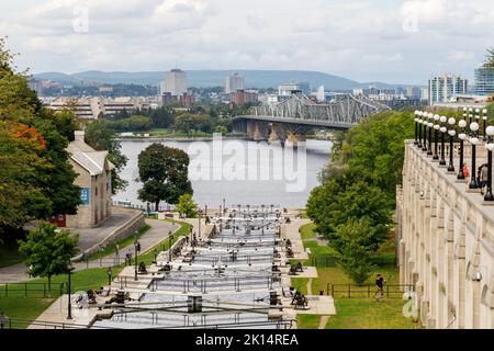 Ottawa, Kanada - 12. September 2022: Rideau-Kanal und Blick auf den Ottawa-Fluss, die Alexandra-Brücke und die Gatineau-Stadt Quebec. Stockfoto