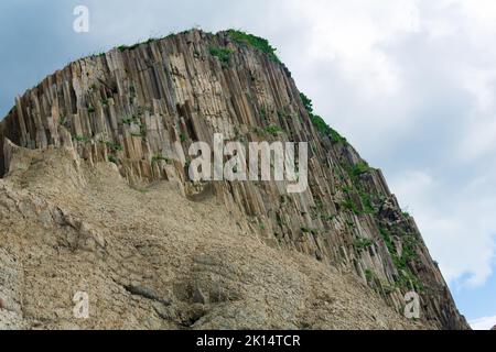 Atemberaubende Landschaft aus säulenförmigen vulkanischen Basaltgesteinen auf der Insel Kunashir Stockfoto