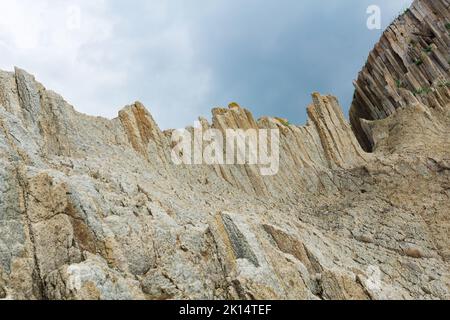 Atemberaubende Landschaft aus säulenförmigen vulkanischen Basaltgesteinen auf der Insel Kunashir Stockfoto