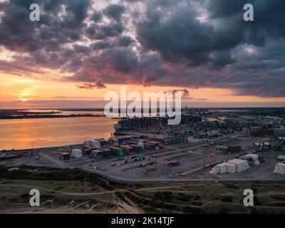 Eine Luftaufnahme des Hafens von Felixstowe bei Sonnenuntergang in Suffolk, Großbritannien Stockfoto