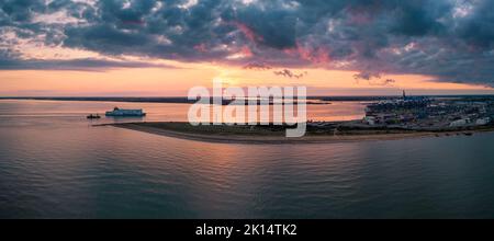 Eine Fähre, die bei Sonnenuntergang den Landguard Point in Felixstowe, Suffolk, Großbritannien, passiert Stockfoto