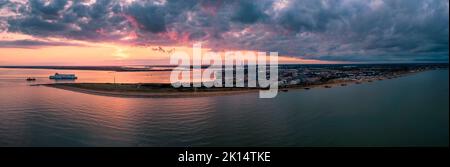 Eine Fähre, die bei Sonnenuntergang den Landguard Point in Felixstowe, Suffolk, Großbritannien, passiert Stockfoto