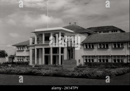 Die Statue von Präsident Kwame Nkrumah vor dem Parlamentsgebäude in Accra, Ghana um 1960 Stockfoto