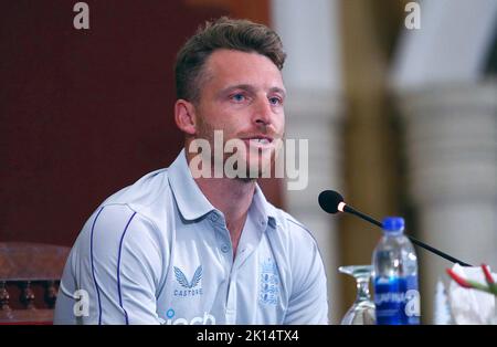 Der Kapitän des englischen Cricket-Teams, Jos Buttler, spricht während der Pressekonferenz, die am Donnerstag, dem 15. September 2022, im Hotel in Karachi stattfand, an Medienvertreter. Englands Cricket-Kader landete in Karachi auf ihrer ersten Tour durch Pakistan seit 17 Jahren. England spielte zuletzt 2005 in Pakistan und sollte letztes Jahr einen Besuch abstatten, bis es kurzfristig auszog, nachdem Neuseeland ebenfalls eine Tour unter Berufung auf Sicherheitsbedenken abgesagt hatte. Stockfoto