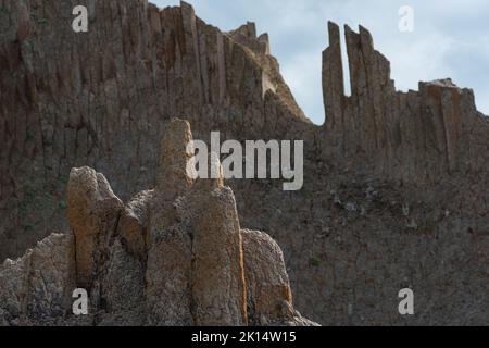 Natürliche vulkanische Landschaft, Spitzen von zerklüfteten Felsen, die aus säulenarem Basalt gebildet werden Stockfoto