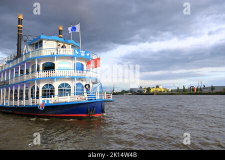 Mai 22 2022 - Hamburg, Deutschland: Schiffe im Hafen der Stadt Stockfoto