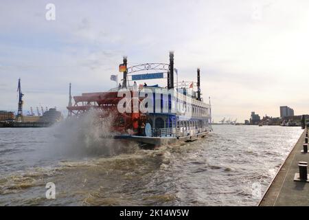 Mai 22 2022 - Hamburg, Deutschland: Schiffe im Hafen der Stadt Stockfoto