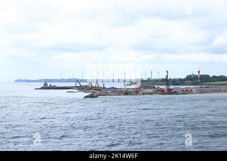 Juni 2 2022 - Puttgarden, Deutschland: Krane und Bagger arbeiten an einer neuen Hafenanlage für das Fehmarnbelt Tunnel Link-Projekt, das Den verbinden wird Stockfoto