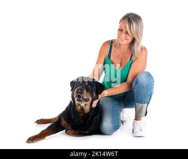 Reinrassiger alter Rottweiler vierzehn Jahre und sein Besitzer vor weißem Hintergrund Stockfoto