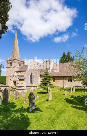 Allerheiligen-Kirche im Cotswold-Dorf Down Ampney, Gloucestershire, Großbritannien. Ralph Vaughan Williams wurde 1872 im Alten Vikariat geboren. Stockfoto