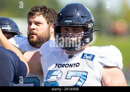 Ottawa, Kanada. 10. September 2022. Toronto Argonauts Offensive Lineman Gregor Mackellar (67) während des Aufwärmpuls vor dem CFL-Spiel zwischen Toronto Argonauts und Ottawa Redblacks im TD Place Stadium in Ottawa, Kanada. Daniel Lea/CSM/Alamy Live News Stockfoto