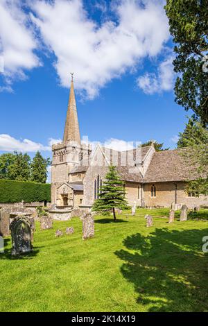 Allerheiligen-Kirche im Cotswold-Dorf Down Ampney, Gloucestershire, Großbritannien. Ralph Vaughan Williams wurde 1872 im Alten Vikariat geboren. Stockfoto