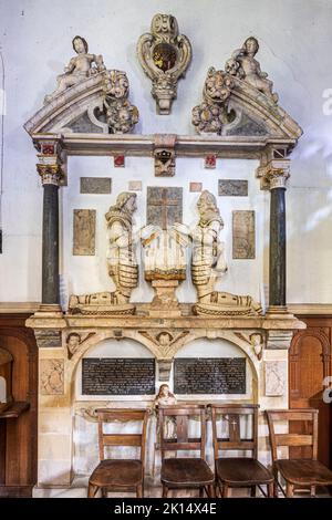 Denkmal für Sir John Hungerford (gestorben 1634) in der Allerheiligen-Kirche im Cotswold-Dorf Down Ampney, Gloucestershire, Großbritannien. Stockfoto