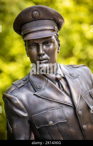 Die erste lebensgroße Bronzestatue des US-amerikanischen Sängers Elvis Aaron Presley (1935-1977) in Deutschland wurde am 13.. August 2021 auf der US-Flussbrücke im Kurort Bad Nauheim, Hessen, eingeweiht, initiiert von Fans, Modell 3D der Firma EGO3D, gegossen von der Gießerei Rincker. Elvis lebte in Bad Nauheim, als er von 1958 bis 1960 in der US-Armee diente. Stockfoto