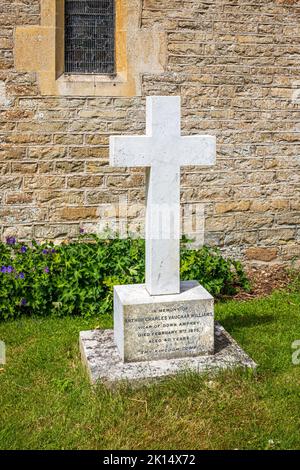 Das Grab von Arthur Charles Vaughan Williams (Vater von Ralph) im Kirchhof der Allerheiligen-Kirche im Cotswold-Dorf Down Ampney, Glos. VEREINIGTES KÖNIGREICH Stockfoto