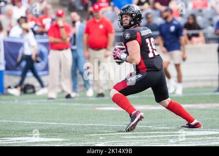 Ottawa, Kanada. 10. September 2022. Ottawa Redblacks Quarterback Nick Arbuckle (19) legt während des CFL-Spiels zwischen Toronto Argonauts und Ottawa Redblacks im TD Place Stadium in Ottawa, Kanada, zu werfen. Daniel Lea/CSM/Alamy Live News Stockfoto