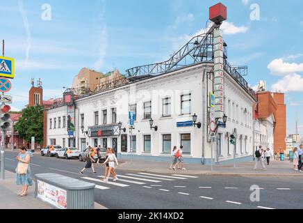 Blick auf das Taganka-Theater oder das Moskauer Theater für Drama und Komödie, Architekt Gustav Gelrich, erbaut 1911, Wahrzeichen: Moskau, Russland - 04. August 2022 Stockfoto