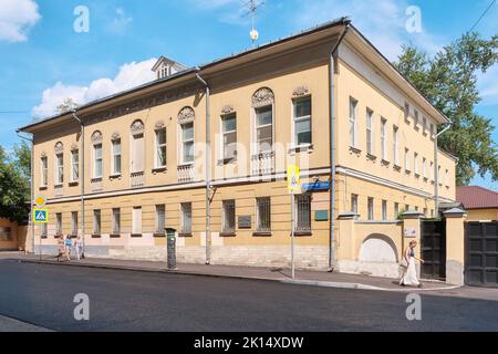 Blick auf das ehemalige Stadtgut Zel'in-Bezsonova, 19.. Jahrhundert, umgebaut vom Architekten Adamowitsch, Wahrzeichen: Moskau, Russland - 04. August 2022 Stockfoto
