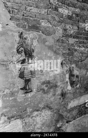 Alice im Wunderland Graffiti in einer venezianischen Gasse. Venedig Italien. Schwarz und Weiß Stockfoto