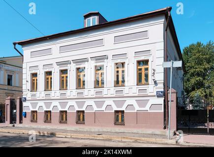 Altes Wohnhaus in der Tovarishchevsky Lane, Baujahr 1886, Wahrzeichen: Moskau, Russland - 14. August 2022 Stockfoto