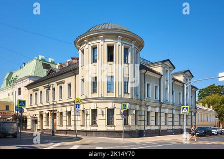 Bolshaya Ordynka Straße, Blick auf das moderne dreistöckige Geschäftszentrum aus dem Jahr 2014: Moskau, Russland - 17. August 2022 Stockfoto