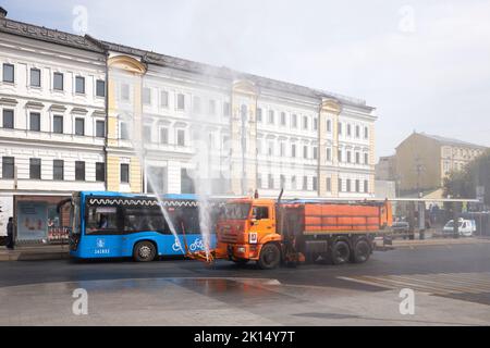 Gießerei-Brunnen Benetzung der Straßen der Stadt in der Sommertagshitze: Moskau, Russland - 19. August 2022 Stockfoto