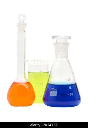Konische Laborflaschen und Becher mit farbigen flüssigen Reagenzien isoliert auf weißem Hintergrund, Nahaufnahme Stockfoto
