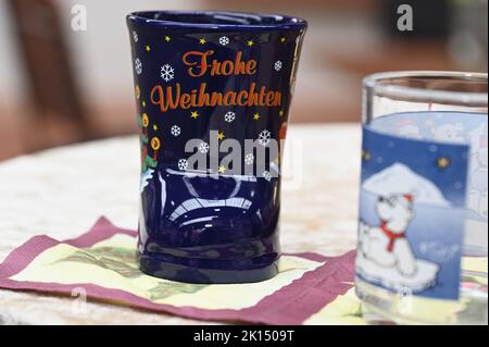 Köln, Deutschland. 15. September 2022. Tasse, Becher mit Aufschrift Frohe Weihnachten steht auf einem Tisch Credit: Horst Galuschka/dpa/Alamy Live News Stockfoto