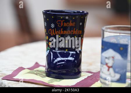 Köln, Deutschland. 15. September 2022. Tasse, Becher mit Aufschrift Frohe Weihnachten steht auf einem Tisch Credit: Horst Galuschka/dpa/Alamy Live News Stockfoto