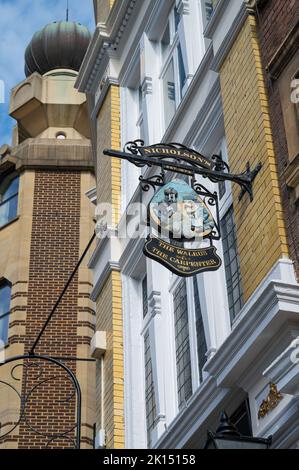 Pub-Schild für das öffentliche Haus Walrus und Carpenter an der Ecke Monument Street und Lovat Lane. City of London, England, Vereinigtes Königreich Stockfoto