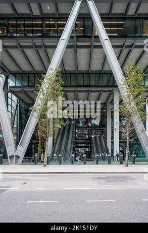 Der imposante Haupteingang und die Rolltreppen des Leadenhall Building, einem Bürogebäude mit Wolkenkratzern in der Leadenhall Street, City of London, England, Großbritannien. Stockfoto