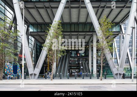 Der imposante Haupteingang und die Rolltreppen des Leadenhall Building, einem Bürogebäude mit Wolkenkratzern in der Leadenhall Street, City of London, England, Großbritannien. Stockfoto