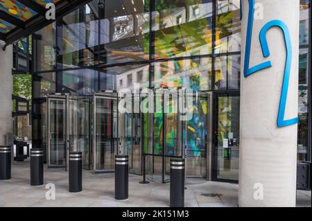 Außenfassade und Haupteingang des Bürogebäudes von 22 Bishopsgate in Bishopsgate, City of London, England, Großbritannien. Stockfoto