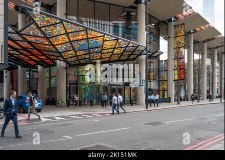 Außenfassade und Haupteingang mit buntem Glasdach im Bürogebäude 22 in Bishopsgate. Bishopsgate, City of London, England, Großbritannien. Stockfoto