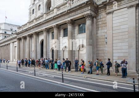 Leute, die in der Threadneedle Street Schlange stehen, vermutlich für den Eintritt in das Museum der Bank of England. City of London, England, Vereinigtes Königreich Stockfoto